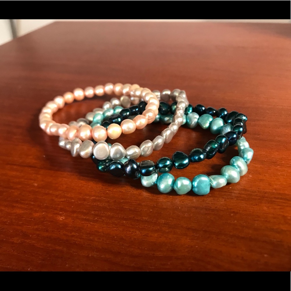 Set of 4 pearl bracelets